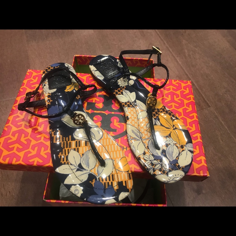 Tory Burch Emmy Patent Calf Sandal flats in Navy, size 8